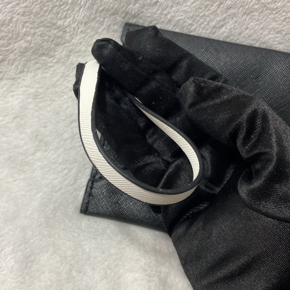 Black clutch and wristlet with card holder - Picture 3 of 15